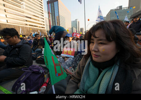 4 mars 2017, Gwanghwamun, Séoul, Corée du Sud. Protestation contre le président Park Geun-hye, le ruban jaune est un symbole de solidarité des disparus de la catastrophe d'un traversier Sewol. Banque D'Images