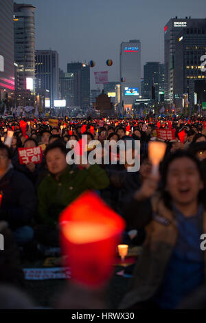 4 mars 2017, Gwanghwamun, Séoul, Corée du Sud. Protestation contre le président Park Geun-hye, le ruban jaune est un symbole de solidarité des disparus de la catastrophe d'un traversier Sewol. Banque D'Images