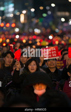 4 mars 2017, Gwanghwamun, Séoul, Corée du Sud. Protestation contre le président Park Geun-hye, le ruban jaune est un symbole de solidarité des disparus de la catastrophe d'un traversier Sewol. Banque D'Images