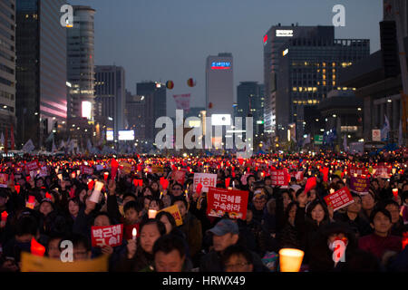 4 mars 2017, Gwanghwamun, Séoul, Corée du Sud. Protestation contre le président Park Geun-hye, le ruban jaune est un symbole de solidarité des disparus de la catastrophe d'un traversier Sewol. Banque D'Images