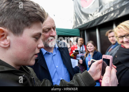 Londres, Royaume-Uni. 4 mars 2017. Leader syndical, Jeremy Corbyn rencontre une jeune fan de l'avant de s'attaquer à des milliers de prendre part à un 'Save the NHS' rally. Les manifestants ont protesté contre les réductions de financement, marchant de Tavistock Square à la place du Parlement. Crédit : Stephen Chung / Alamy Live News Banque D'Images