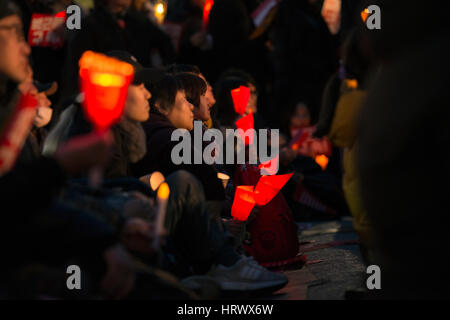 4 mars 2017, Gwanghwamun, Séoul, Corée du Sud. Protestation contre le président Park Geun-hye, le ruban jaune est un symbole de solidarité des disparus de la catastrophe d'un traversier Sewol. Banque D'Images