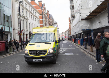 Londres, Royaume-Uni. 4e Mar, 2017. Manifestation nationale pour défendre l'un NHS ambulance sortir en face de la mars près de New Oxford Street Crédit : Brian Southam/Alamy Live News Banque D'Images