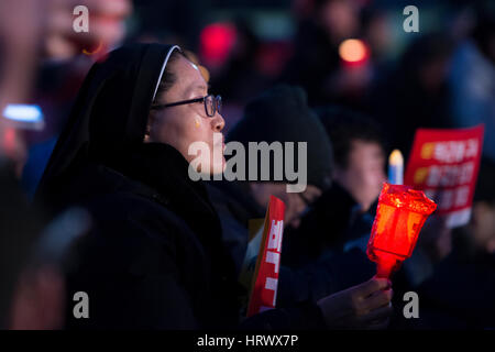 4 mars 2017, Gwanghwamun, Séoul, Corée du Sud. Protestation contre le président Park Geun-hye, le ruban jaune est un symbole de solidarité des disparus de la catastrophe d'un traversier Sewol. Banque D'Images