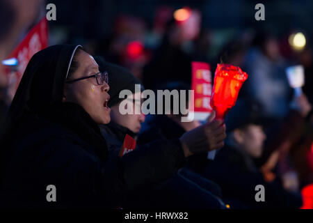 4 mars 2017, Gwanghwamun, Séoul, Corée du Sud. Protestation contre le président Park Geun-hye, le ruban jaune est un symbole de solidarité des disparus de la catastrophe d'un traversier Sewol. Banque D'Images