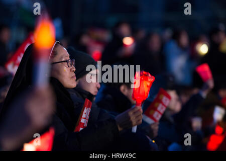 4 mars 2017, Gwanghwamun, Séoul, Corée du Sud. Protestation contre le président Park Geun-hye, le ruban jaune est un symbole de solidarité des disparus de la catastrophe d'un traversier Sewol. Banque D'Images