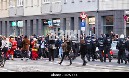 Allemagne, Berlin, Mitte, 4e mars 2017, Merkel doit aller au rallye. La police anti-émeute à Rosenthalerplatz se hâter pour décomposer un sit-in et le défilé a été hué par les résidents locaux. Les partisans de l'extrême droite s'étaient rassemblés à la gare principale (Hauptbahnhof) aujourd'hui et ont défilé dans Berlin Alexanderplatz dans Anti-Merkel vers une manifestation avec le slogan "Nous avons pour Berlin, nous avons pour l'Allemagne" (Wir für Berlin - Wir für Deutschland). Eden Breitz/Alamy Live News Banque D'Images