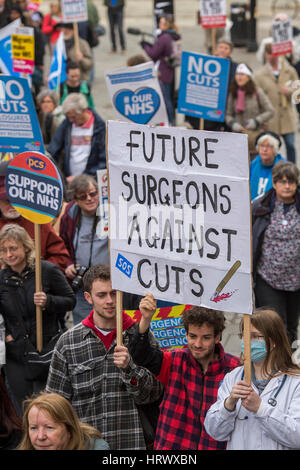 Londres, Royaume-Uni. 4 mars, 2017. Une marche contre les coupures à la privatisation éventuelle et de l'ENM commence à Tavistock Square et chefs de la place du Parlement. La marche a été organisée par l'assemblée générale des peuples et de l'appui de la plupart des grands syndicats et le Parti travailliste. Londres 04 Mar 2017 Crédit : Guy Bell/Alamy Live News Banque D'Images