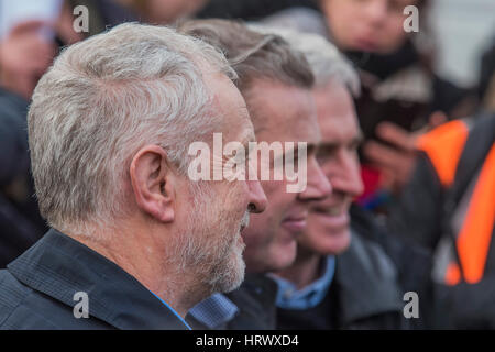 Londres, Royaume-Uni. 4 mars, 2017. Jeremy Corbyn avec Mark Serwotka, le chef de l'Union européenne qui les PC a grandement bénéficié de la NHS ayant tout juste eu une greffe cardiaque, et John McDonnell - une marche contre les coupures à la privatisation éventuelle et de l'ENM commence à Tavistock Square et chefs de la place du Parlement. La marche a été organisée par l'assemblée générale des peuples et de l'appui de la plupart des grands syndicats et le Parti travailliste. Londres 04 Mar 2017 Crédit : Guy Bell/Alamy Live News Banque D'Images