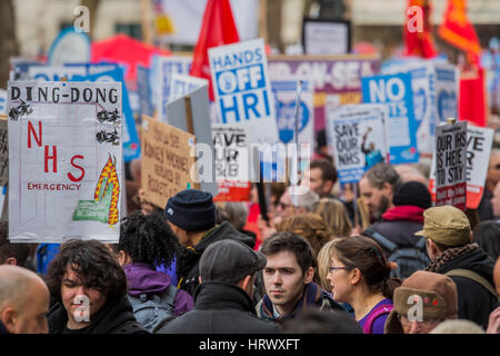 Londres, Royaume-Uni. 4 mars, 2017. Une marche contre les coupures à la privatisation éventuelle et de l'ENM commence à Tavistock Square et chefs de la place du Parlement. La marche a été organisée par l'assemblée générale des peuples et de l'appui de la plupart des grands syndicats et le Parti travailliste. Londres 04 Mar 2017 Crédit : Guy Bell/Alamy Live News Banque D'Images