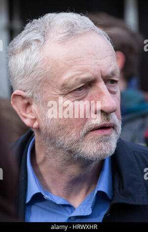 Londres, Royaume-Uni. 4 mars, 2017. Jeremy Corbyn arrive à prendre la parole lors de la NHS c'est notre manifestation nationale à l'appui du Service national de santé et contre les coupures, les fermetures et la privatisation. Credit : Mark Kerrison/Alamy Live News Banque D'Images