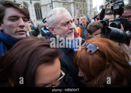 Londres, Royaume-Uni. 4 mars, 2017. Jeremy Corbyn arrive avec James Schneider de l'élan à prendre la parole lors de la NHS c'est notre manifestation nationale à l'appui du Service national de santé et contre les coupures, les fermetures et la privatisation. Credit : Mark Kerrison/Alamy Live News Banque D'Images