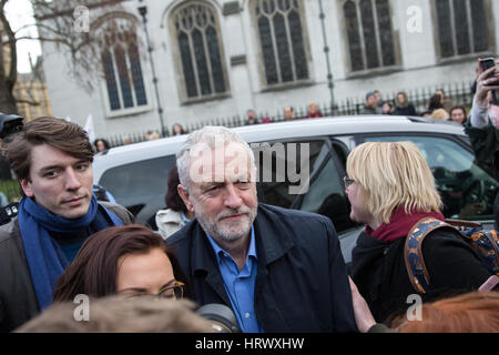 Londres, Royaume-Uni. 4 mars, 2017. Jeremy Corbyn arrive avec James Schneider de l'élan à prendre la parole lors de la NHS c'est notre manifestation nationale à l'appui du Service national de santé et contre les coupures, les fermetures et la privatisation. Credit : Mark Kerrison/Alamy Live News Banque D'Images