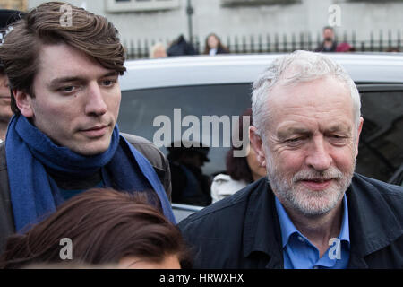 Londres, Royaume-Uni. 4 mars, 2017. Jeremy Corbyn arrive avec James Schneider de l'élan à prendre la parole lors de la NHS c'est notre manifestation nationale à l'appui du Service national de santé et contre les coupures, les fermetures et la privatisation. Credit : Mark Kerrison/Alamy Live News Banque D'Images