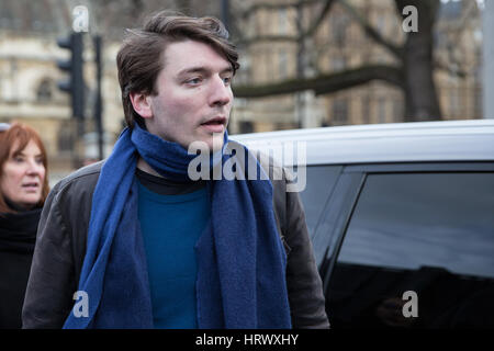 Londres, Royaume-Uni. 4 mars, 2017. James Schneider de l'élan de la voiture de Jeremy Corbyn guides lorsqu'il arrivera à prendre la parole lors de la NHS c'est notre manifestation nationale à l'appui du Service national de santé et contre les coupures, les fermetures et la privatisation. Credit : Mark Kerrison/Alamy Live News Banque D'Images