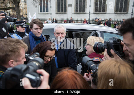 Londres, Royaume-Uni. 4 mars, 2017. Jeremy Corbyn arrive avec James Schneider de l'élan à prendre la parole lors de la NHS c'est notre manifestation nationale à l'appui du Service national de santé et contre les coupures, les fermetures et la privatisation. Credit : Mark Kerrison/Alamy Live News Banque D'Images