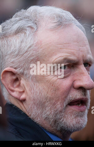 Londres, Royaume-Uni. 4 mars, 2017. Jeremy Corbyn arrive à prendre la parole lors de la NHS c'est notre manifestation nationale à l'appui du Service national de santé et contre les coupures, les fermetures et la privatisation. Credit : Mark Kerrison/Alamy Live News Banque D'Images