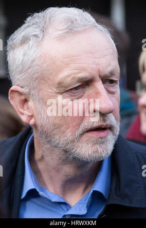 Londres, Royaume-Uni. 4 mars, 2017. Jeremy Corbyn arrive à prendre la parole lors de la NHS c'est notre manifestation nationale à l'appui du Service national de santé et contre les coupures, les fermetures et la privatisation. Credit : Mark Kerrison/Alamy Live News Banque D'Images