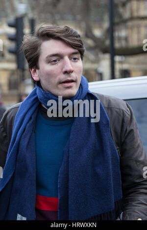 Londres, Royaume-Uni. 4 mars, 2017. James Schneider de l'élan de la voiture de Jeremy Corbyn guides lorsqu'il arrivera à prendre la parole lors de la NHS c'est notre manifestation nationale à l'appui du Service national de santé et contre les coupures, les fermetures et la privatisation. Credit : Mark Kerrison/Alamy Live News Banque D'Images