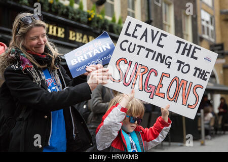 Londres, Royaume-Uni. 4 mars, 2017. Les partisans de la NHS prendre part à l'ENM c'est notre manifestation nationale à l'appui du Service national de santé et de montrer leur opposition aux coupures, les fermetures et la privatisation. Credit : Mark Kerrison/Alamy Live News Banque D'Images