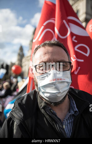 Londres, Royaume-Uni. 4e mars 2017. La save our NHS mars et rassemblement à la place du Parlement, Londres, Royaume-Uni. Credit : carol moir/AlamyLiveNews Banque D'Images