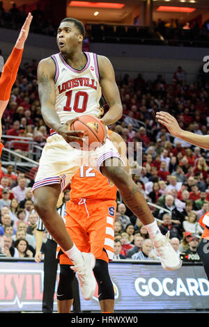 Louisville avant Jaylen Johnson (10) au cours de la NCAA College Basketball match entre la Louisville Cardinals et l'Orange de Syracuse au KFC Yum ! Centre sur le dimanche 26 février, 2017 à Louisville, KY. Jacob Kupferman/CSM Banque D'Images