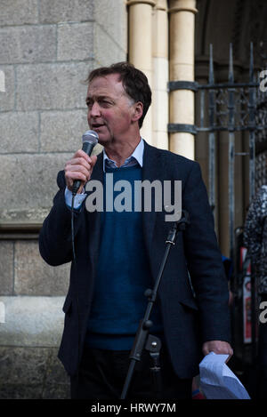 Truro, Cornwall, UK. 4e Mar, 2017. Andrew George, ancien Libdem MP pour St Ives, s'adresse à la foule à l'extérieur de la cathédrale de Truro. Credit : Bertie Oakes/Alamy Live News Banque D'Images