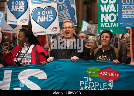 Londres, Royaume-Uni. 4 mars 2017, rassemblement de masse et en mars à l'appui de la NHS à Londres, comprend l'Len McCluskey, Secrétaire général de l'Union européenne unissent - Centre, verres Crédit : Ian Davidson/Alamy Live News Banque D'Images