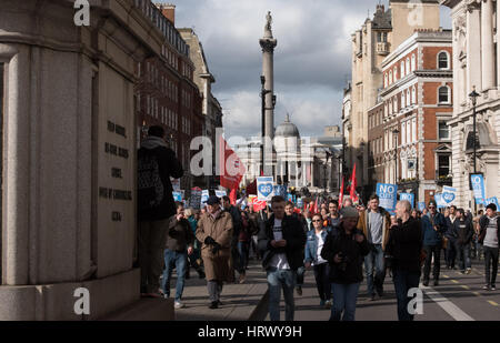 Londres, Royaume-Uni. 4 mars 2017, rassemblement de masse et en mars à l'appui de la NHS à Londres, Crédit : Ian Davidson/Alamy Live News Banque D'Images