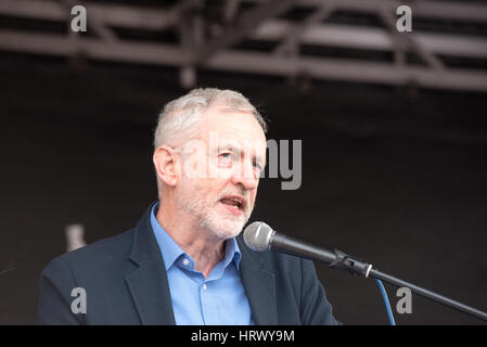 Londres, Royaume-Uni. 4 mars 2017, rassemblement de masse et en mars à l'appui de la NHS à Londres, iaddressed par Jeremy Corbyn MP < Leader du Labour Party Crédit : Ian Davidson/Alamy Live News Banque D'Images