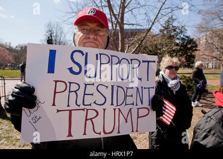 Washington, DC, USA. 04 mars, 2017. "L'esprit de l'Amérique" rally attire une petite foule devant la Maison Blanche pour exprimer leur soutien au président Donald Trump. Credit : B Christopher/Alamy Live News Banque D'Images