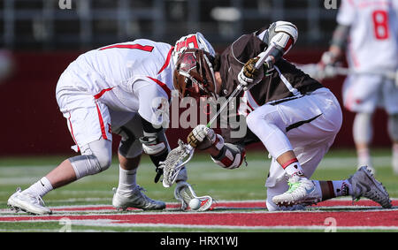 La saison. 4e Mar, 2017. Joe Rutgers Francisco (1) et les bruns Ted Ottens (37) face à face au cours d'une partie de crosse NCAA entre l'ours brun et le Rutgers Scarlet Knights à High Point Solutions Stadium à Piscataway, New Jersey beat Rutgers Brown 13-11 pour aller 5-0 de la saison. Mike Langish/Cal Sport Media. Credit : csm/Alamy Live News Banque D'Images