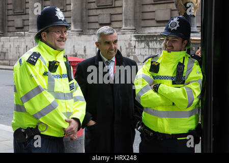 Londres, Royaume-Uni. 4 mars, 2017. Les officiers de police observent un mouvement de protestation des militants de se soulever et de Kings College d'urgence climatique à l'extérieur du Kings College de Londres avec un officiel de KCL. Banque D'Images