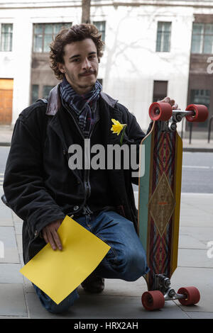 Londres, Royaume-Uni. 4 mars, 2017. Un militant s'apprête à décorer du Kings College de Londres avec des fleurs et des arbres dans le cadre d'une protestation exigeant que KCL céder à partir de combustibles fossiles, d'investir dans les énergies renouvelables et cesser l'interdiction et la suspension d'élèves pour des activités politiques. Banque D'Images