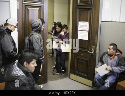 Plainfield, Plainfield, USA. 4e Mar, 2017. Les immigrants sans papiers à attendre en ligne pour obtenir une carte d'identité de la ville à Plainfield, New Jersey l'Hôtel de Ville. En février dernier, la Ville d'Albertville a proclamé une résolution désignant la ville comme une communauté accueillante et équitable. Bureau du greffier de la ville, près de 800 immigrants enregistrés avec leur programme d'ID depuis février, 'ont indiqué. Crédit : Brian Branch :/ZUMA/Alamy Fil Live News Banque D'Images