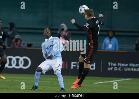 Washington, DC, USA. 08Th Mar, 2017. D.C. United terrain Marcelo Sarvas (7) chefs la balle passé Sporting Kansas City en avant Gerso Fernades (7) au RFK Stadium de Washington, DC Le samedi 4 mars 2017. Crédit : l'accès Photo/Alamy Live News Banque D'Images