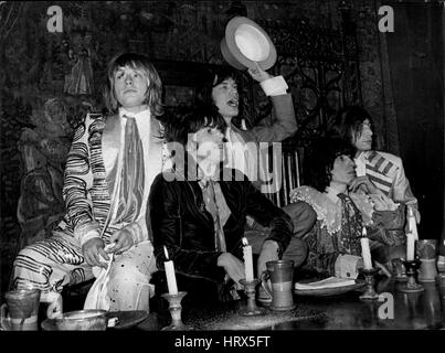 05 déc., 1968 - Custard Pie Throwing à P572 donné par : Rolling Stones The Rolling Stones a tenu aujourd'hui un p572, avec dessert, etc, pour partouze qui un certain nombre d'amis journaliste de télévision, folk, El Al ont été invités, à l'époque élisabéthaine, chambre hôtel Queensgate, Gore. Le banquet a été arrondi avec un custrad pie bataille.Photo montre : Les Rolling Stones, convenablement vêtue pour le banquet-. Ils sont (de gauche à droite) : Brian Jones, Keith Richard : Mick Jagger, Bill Wyman et Charlie Watss. (Crédit Image : © Keystone Press Agency/Keystone USA par ZUMAPRESS.com) Banque D'Images