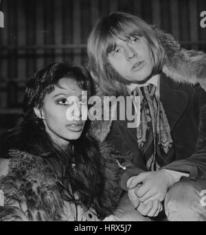 Juillet 07, 1969 - Brian Jones retrouvé mort : Brian Jones, qui a récemment quitté les Rolling Stones groupe pop, a été retrouvé mort début aujourd'hui à sa piscine en plein air à son &pound;30 000 pays accueil à Hartfield, Sussex. Il est soupçonné d'avoir trouvé la mort au cours d'un bain de minuit, apparemment à la suite d'une crise d'asthme. Photo montre Brian Jones est photographié avec modèle américain Donyale Luna pendant le tournage de leur émission de télévision intitulée ''Rolling Stones'' Rock 'n' Roll Circus Show à Intertel studios, Wembley. (Crédit Image : © Keystone Press Agency/Keystone USA par ZUMAPRESS.com) Banque D'Images