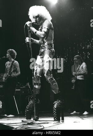 1 janvier 1970 - groupe de rock américain ''Tubes'' en concert au Hammersmith Odeon : ''Tubes'', sans égal dans la nouvelle vague de sons, s'est révélé un grand succès à Londres récemment sur leur tournée de la Grande-Bretagne. Plus d'impact sur leurs frais de transport aérien a été la performance du groupe. Pendant les deux heures de concert, Feuille de frais joue deux parties différentes, l'un pourri comme un Punk Rocker, habillé en costume traditionnel de couleurs scandaleux et sale usé profané vêtements, abusant de l'auditoire avec son usé lyrics. La lecture de la deuxième de ses deux personnages, Feuille de frais staggers sur scène en plus horriblement haute taille il Banque D'Images
