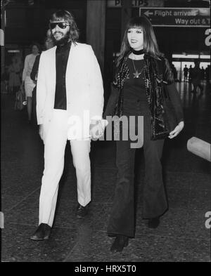 Mai 05, 1971 - Ring Starr part pour Mariage de Mick Jagger : Photo montre Beatle Ringo Starr et sa femme, Maureen, que l'on voit lorsqu'ils sont arrivés à l'aéroport de Gatwick, avant de partir pour assister au mariage d'aujourd'hui à Saint Tropez de Rolling Stone Mick Jagger et Bianca Perez Moreno de Macias. (Crédit Image : © Keystone Press Agency/Keystone USA par ZUMAPRESS.com) Banque D'Images