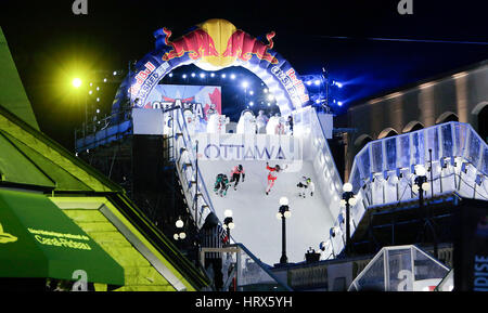 Ottawa, Canada. 4e Mar, 2017. Les concurrents participent à l'étape finale du Red Bull Crashed Ice à Ottawa, Ontario, Canada, le 4 mars 2017. Crédit : David Kawai/Xinhua/Alamy Live News Banque D'Images