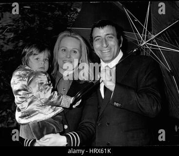 01 janvier 1972 - Réception pour Tony Bennett : Il y a eu une réception à la Cheshire Cheese, Fleet Street, aujourd'hui pour chanteur Tony Bennett, qui est arrivé ici hier pour commencer à travailler sur sa première série télévisée, treize émissions d'une demi-heure filmé par Thames Television à l'entretien de la ville. À l'accueil Tony Bennett a présenté son épouse, l'actrice Sandi Grant, qu'il a épousé mercredi dernier à New York - et leur fille de deux ans, Joanna. Tony et Sandi vivent ensemble depuis quelques années. Montre de photons Tony Bennett avec sa femme, Sandi et fille de deux ans, Joanna, représenté à la flotte Banque D'Images