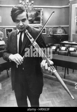 23 mars 1972 - violon Walking-Stick récupère 320 GNS chez Christie's. : Walking-stick violon, la poignée de dévisser pour libérer le couvercle latéral, la proue dissimulé à l'intérieur du corps - beachwood a été vendu chez Christie's aujourd'hui pour 320 gns. Photo montre M. David Murdooh, membre de Christie's, photographié jouant le walking-stick violon, avant la vente d'aujourd'hui. (Crédit Image : © Keystone Press Agency/Keystone USA par ZUMAPRESS.com) Banque D'Images