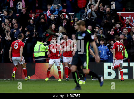 Nottingham Forest's Ben Osborn (centre gauche) célèbre marquant son deuxième but de côtés du jeu pendant le match de championnat à Sky Bet Sol, la ville de Nottingham. ASSOCIATION DE PRESSE Photo. Photo date : Samedi 4 mars 2017. Voir l'ACTIVITÉ DE SOCCER histoire de la forêt. Crédit photo doit se lire : Simon Cooper/PA Wire. RESTRICTIONS : EDITORIAL N'utilisez que pas d'utilisation non autorisée avec l'audio, vidéo, données, listes de luminaire, club ou la Ligue de logos ou services 'live'. En ligne De-match utilisation limitée à 75 images, aucune émulation. Aucune utilisation de pari, de jeux ou d'un club ou la ligue/dvd publications. Banque D'Images