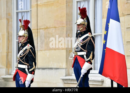 PARIS, FRANCE - Le 10 juin : l'Hôtel Matignon Garde républicaine d'honneur au cours d'une cérémonie d'accueil le 10 juin 2016 à Paris. Matignon est le fonctionnaire resid Banque D'Images