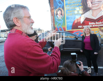 Michelle O'Neill, chef du Sinn Fein en Irlande du Nord (à droite) avec le Sinn Fien président Gerry Adams (à gauche) à l'extérieur du siège, le Sinn Fein à Belfast. Banque D'Images