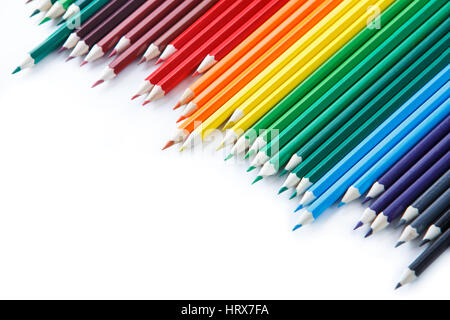 Crayons de couleur isolé sur fond blanc close up. L'art et le design. Le dessin et la peinture. Artiste. L'école et l'éducation. Banque D'Images