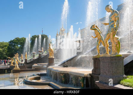 Saint-pétersbourg, RUSSIE-28 d'août 2016. Fontaines de la Grande cascade à Peterhof. Peterhof, l'une des banlieues de Saint-Pétersbourg avec un grand nombre de Banque D'Images