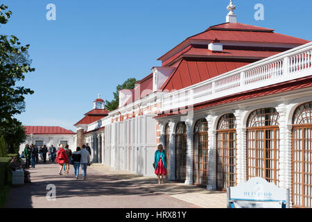 Saint-pétersbourg, RUSSIE-28 d'août 2016. Le palais de Monplaisir à Peterhof. Peterhof, l'une des banlieues de Saint-Pétersbourg avec un grand nombre d'anciens Banque D'Images