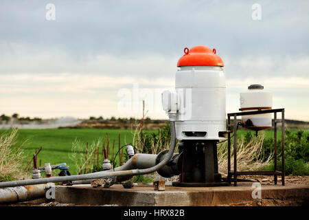 La station de pompage où l'eau est pompée d'un sol bien, et distribué à l'irrigation des sprinkleurs dans les champs agricoles. Banque D'Images